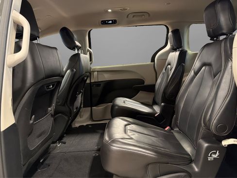 Used 2023 Chrysler Pacifica Touring-L image 35