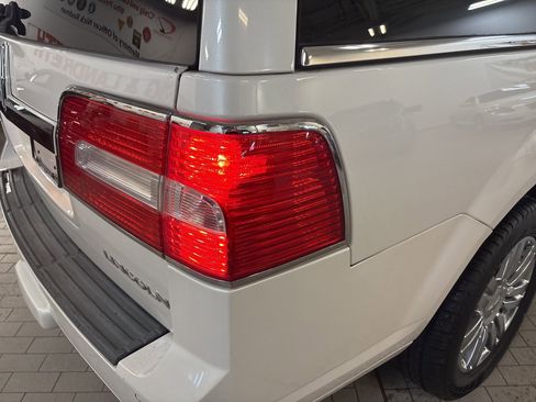 Used 2010 Lincoln Navigator L Base image 7
