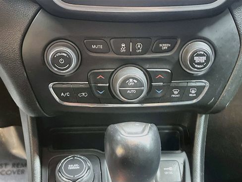 Used 2023 Jeep Cherokee Altitude Lux AWD/4WD image 16