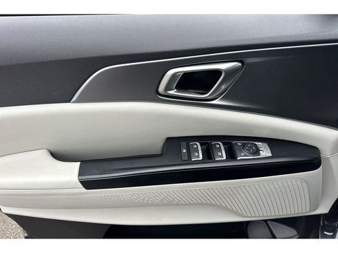 Used 2024 Kia Carnival LX image 13