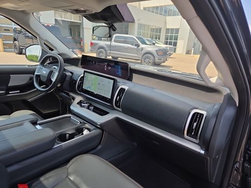 Certified 2025 Ford Expedition Active AWD/4WD image 37