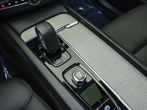Certified 2025 Volvo XC60 B5 Plus AWD/4WD image 20