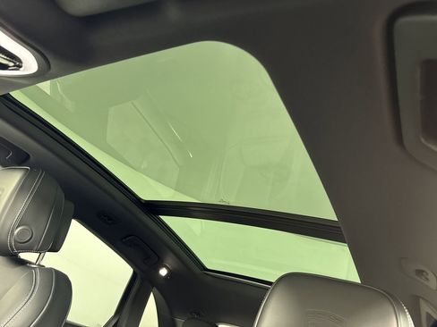 Certified 2025 Porsche Macan Turbo image 23