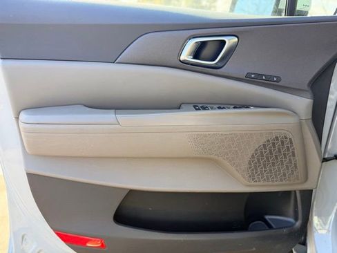 Used 2025 Kia Carnival EX image 19