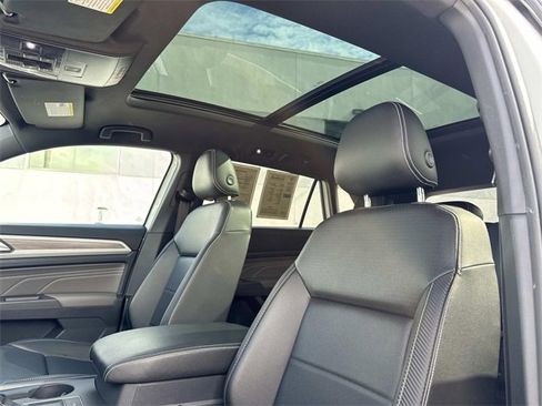 Certified 2021 Volkswagen Atlas Cross Sport SE w/ Panoramic Sunroof Package image 16