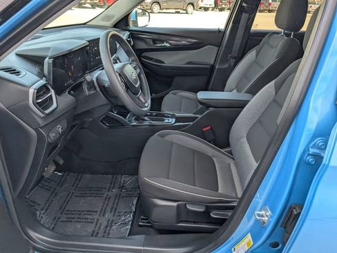 Used 2025 Chevrolet TrailBlazer LT AWD/4WD image 2