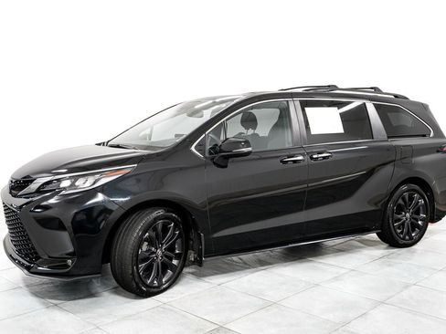 Used 2024 Toyota Sienna XSE w/ XSE Premium Package FWD image 3