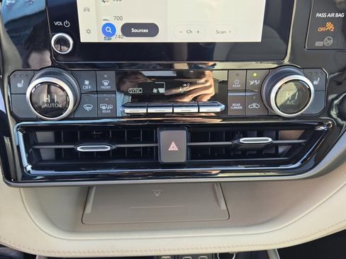 Used 2023 Toyota Highlander XLE image 16