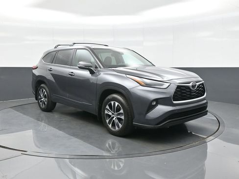 Used 2023 Toyota Highlander XLE AWD/4WD image 1
