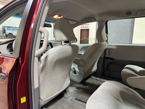 Used 2012 Toyota Sienna FWD image 21