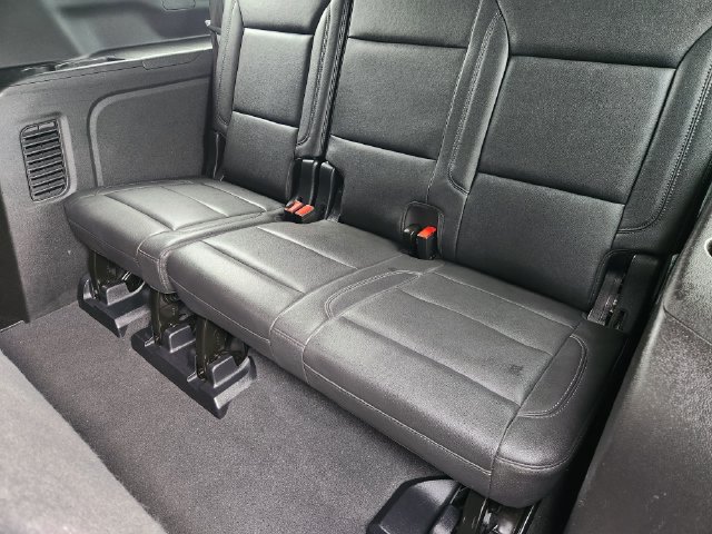 Used 2025 Chevrolet Suburban Z71 AWD/4WD image 32