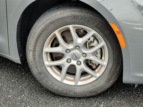 Used 2022 Chrysler Pacifica Touring-L image 9