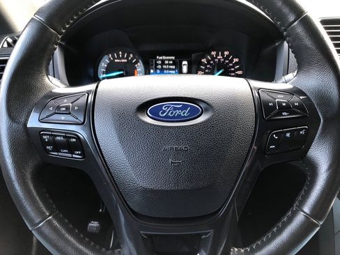 Used 2018 Ford Explorer XLT image 32