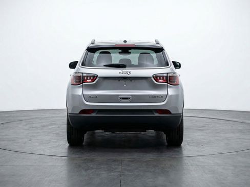 Used 2025 Jeep Compass Limited image 7