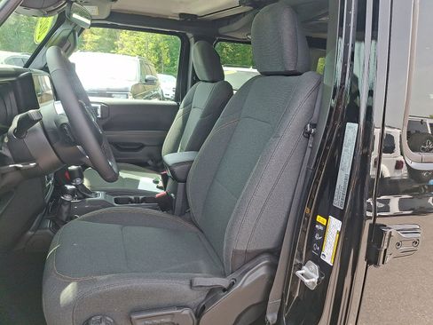 Used 2025 Jeep Wrangler Unlimited Sahara w/ Safety Group AWD/4WD image 13