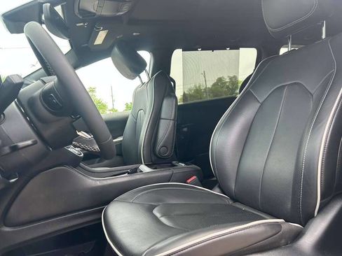 Used 2026 Chrysler Pacifica Limited FWD image 11