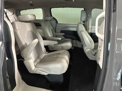Used 2021 Chrysler Pacifica Touring-L FWD image 32