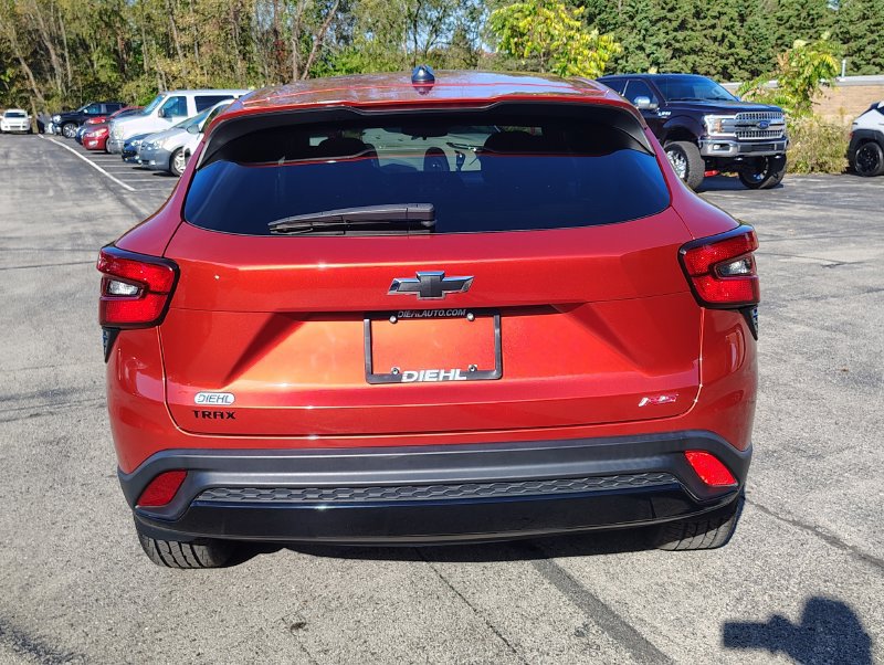 Used 2024 Chevrolet Trax RS w/ Sunroof Package FWD image 16