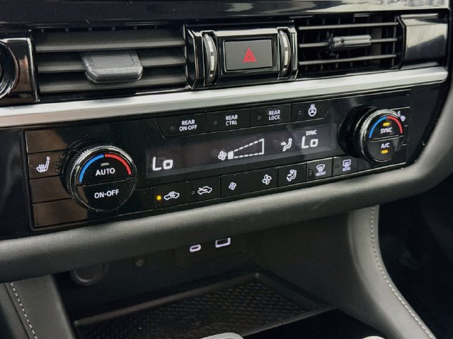 Used 2025 Nissan Pathfinder SL AWD/4WD image 16