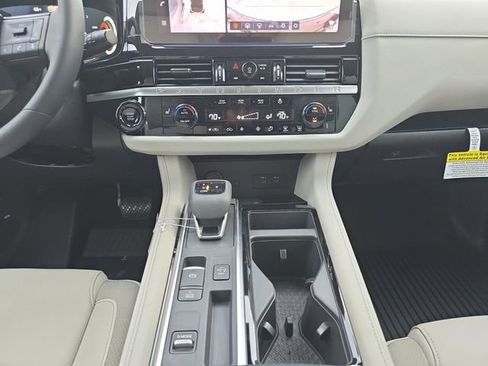 New 2026 Nissan Pathfinder SL image 3