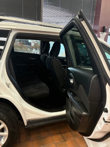 Used 2015 Jeep Cherokee Latitude AWD/4WD image 32