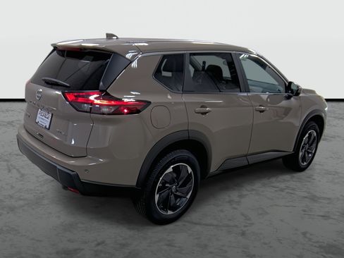 Used 2024 Nissan Rogue SV AWD/4WD image 4