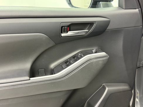 Used 2023 Toyota Highlander XLE image 26
