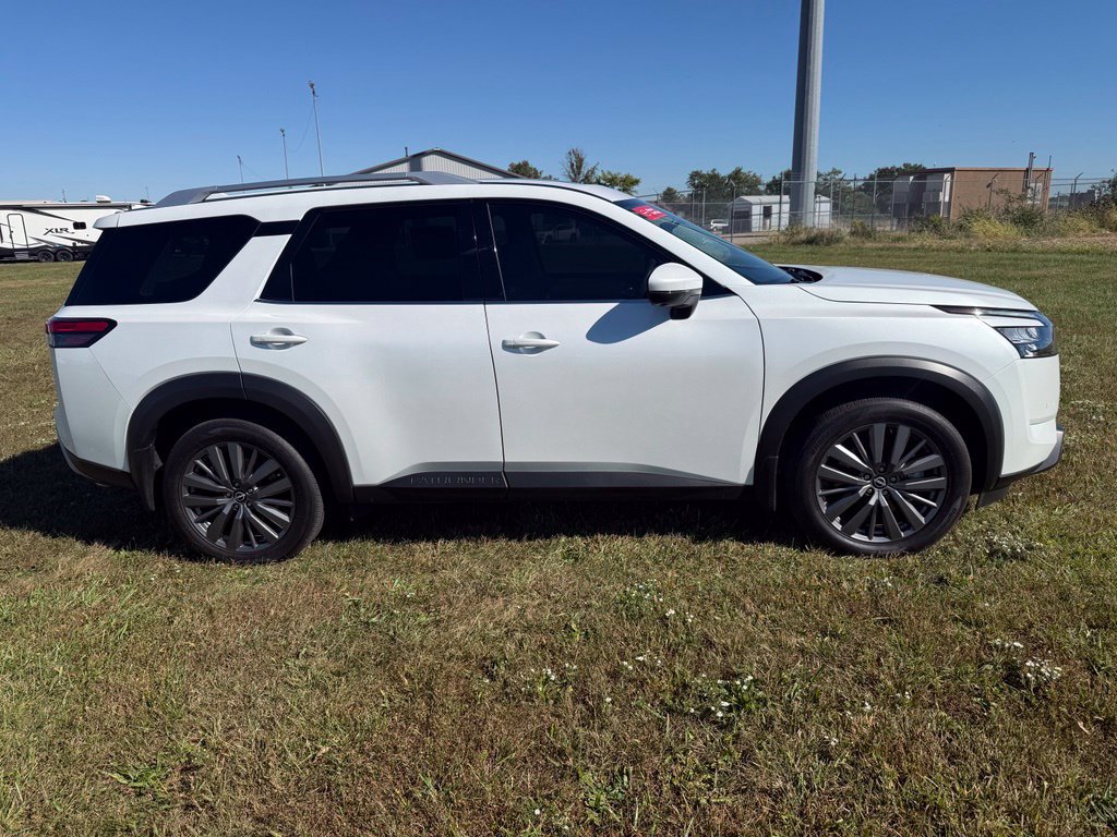 Certified 2025 Nissan Pathfinder SL w/ SL Premium Package FWD image 4