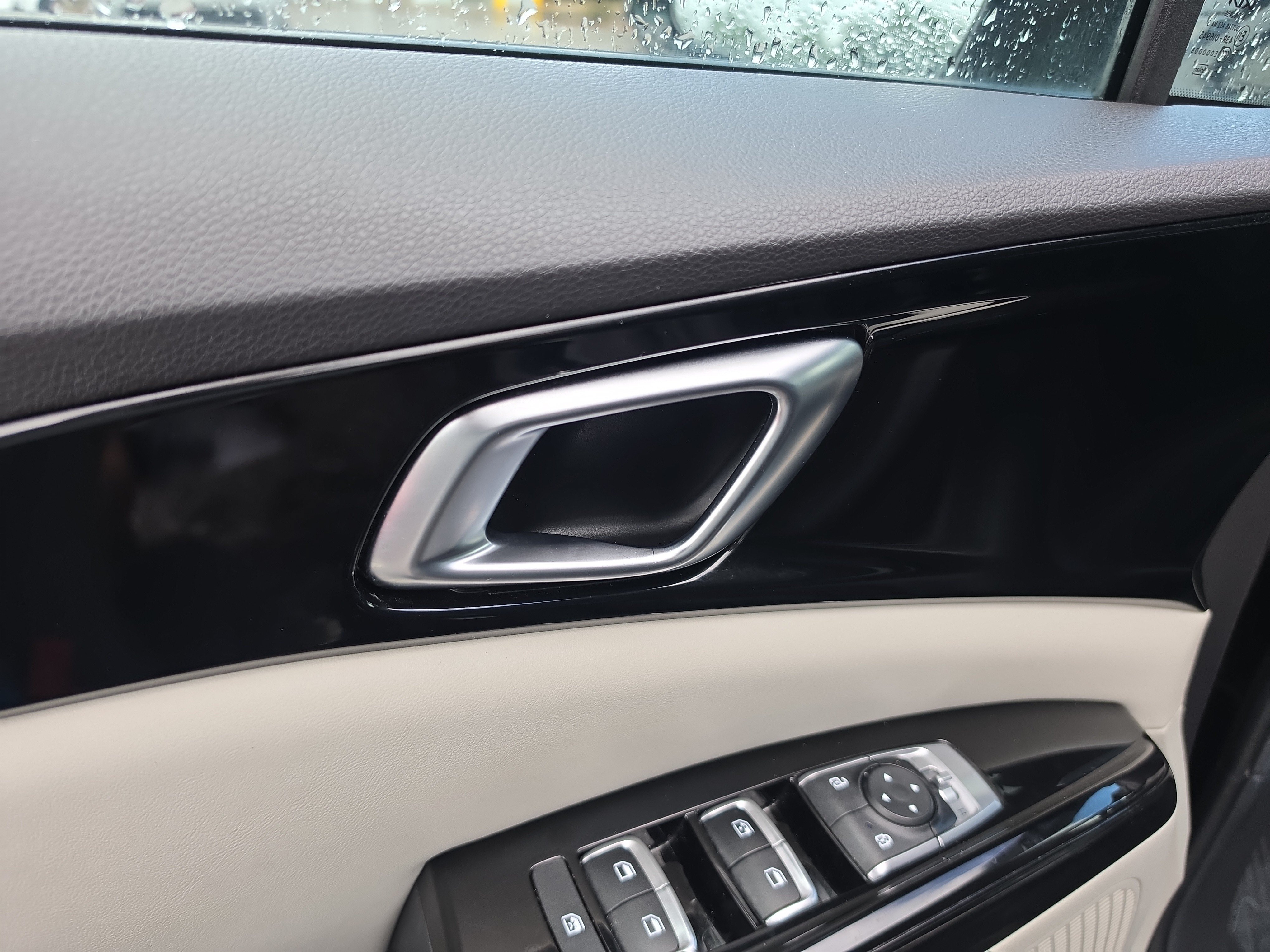 Certified 2024 Kia Carnival EX FWD image 20