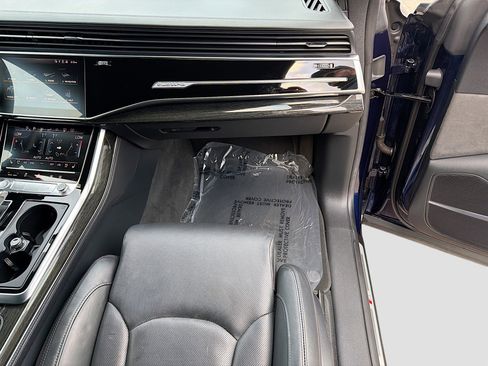 Used 2019 Audi Q8 Prestige w/ Luxury Package image 17