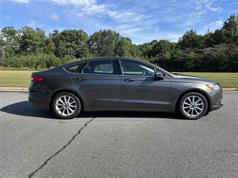 Used 2017 Ford Fusion SE w/ Fusion SE Technology Package image 9