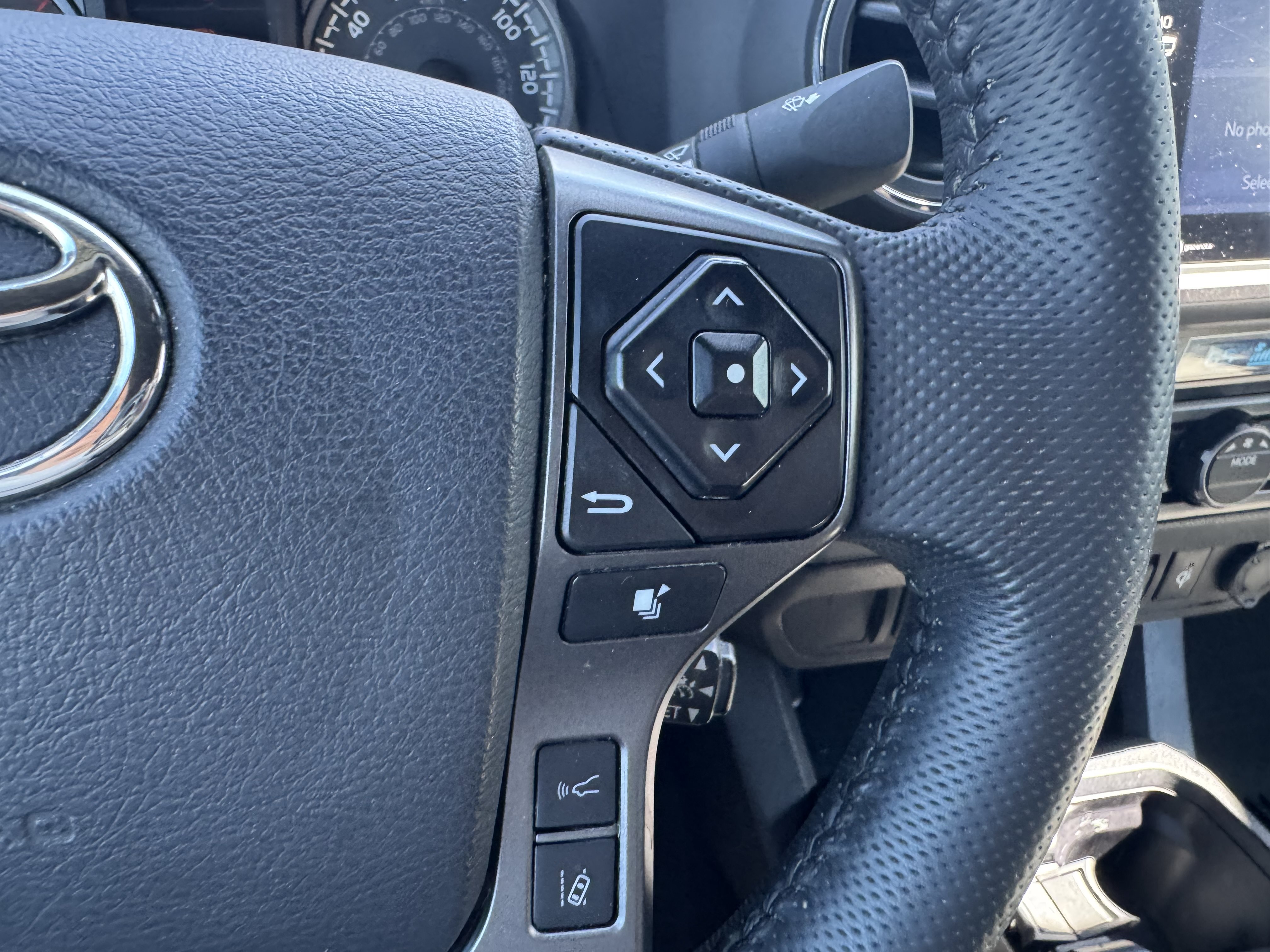 Used 2022 Toyota Tacoma TRD Off-Road AWD/4WD image 13