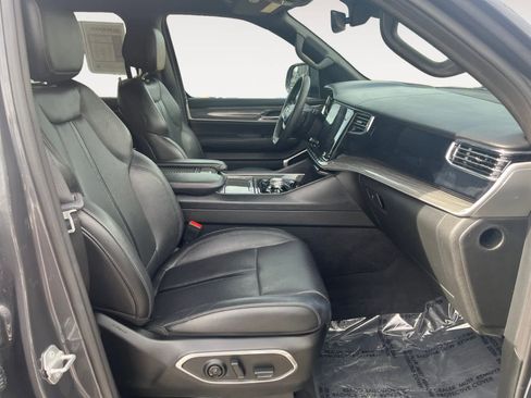 Used 2022 Jeep Wagoneer Series III w/ Flexible Seating Group image 15