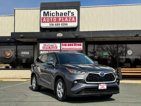 Used 2020 Toyota Highlander LE image 2