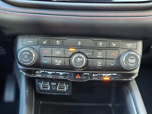 Used 2024 Dodge Durango GT AWD/4WD image 13