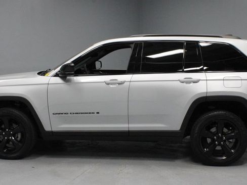 Used 2023 Jeep Grand Cherokee Altitude AWD/4WD image 7