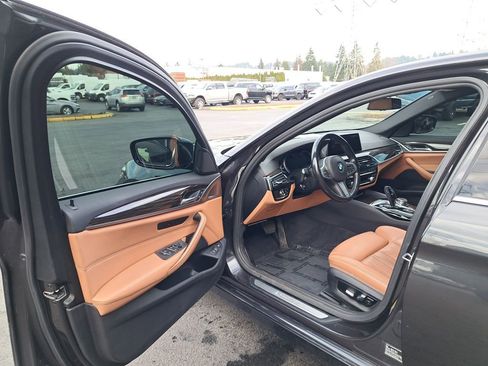 Used 2019 BMW 530e w/ Premium Package image 10