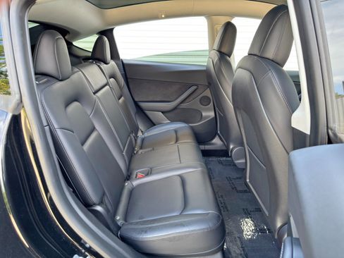 Used 2022 Tesla Model Y Long Range AWD/4WD image 39
