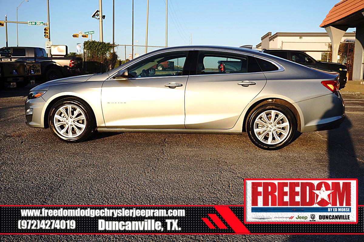 Used 2025 Chevrolet Malibu LT FWD image 2