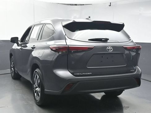 Used 2024 Toyota Highlander XLE FWD image 6