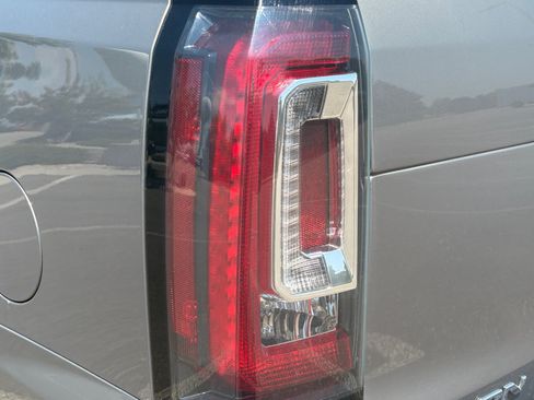 Used 2019 GMC Yukon Denali AWD/4WD image 17
