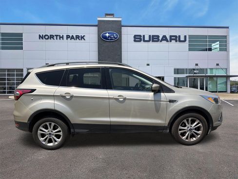 Used 2018 Ford Escape SE w/ SE Sync 3 Package FWD image 2