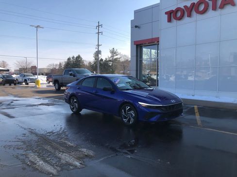 Certified 2025 Hyundai Elantra Sport image 2