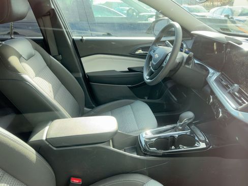 Used 2025 Chevrolet Trax LT image 9