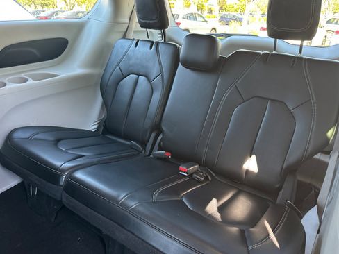 Used 2023 Chrysler Pacifica Touring-L image 15
