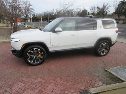 Used 2023 Rivian R1S Launch Edition image 3