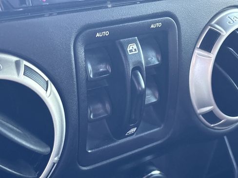 Used 2018 Jeep Wrangler Unlimited Rubicon w/ Connectivity Group image 34