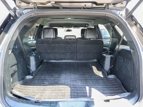 Used 2018 Ford Explorer XLT w/ Equipment Group 202A AWD/4WD image 28