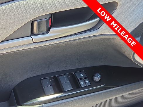 Used 2025 Toyota Camry SE FWD image 13