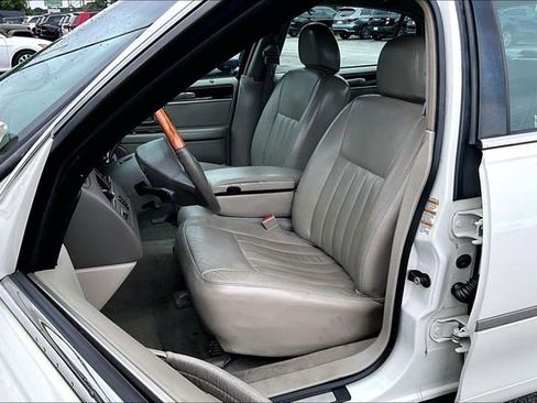 Used 2003 Lincoln Town Car Signature RWD image 17